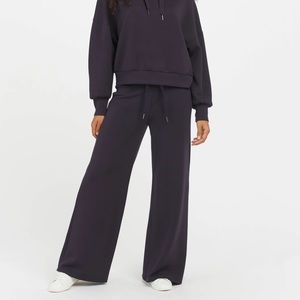 SPANX AirEssentials Wide Leg Pant - S Petite (28.5” inseam) - Classic Navy